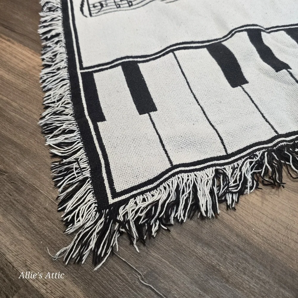 Tapestry Throw Blanket Couch Music Piano Keys Notes Reversible Black White‎ READ